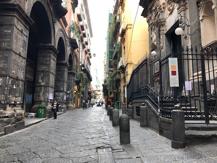 Via dei Tribunali is one of the most beloved streets in Naples. However, not everyone knows the origin of its name. The current name dates back to the 16th century, when the viceroy Don Pedro De Toledo decided to transfer the five courts of Naples to the area of Castel Capuano. This decision caused apprehension among the population, as the courts, previously scattered in various areas of the city, were concentrated in a single location.