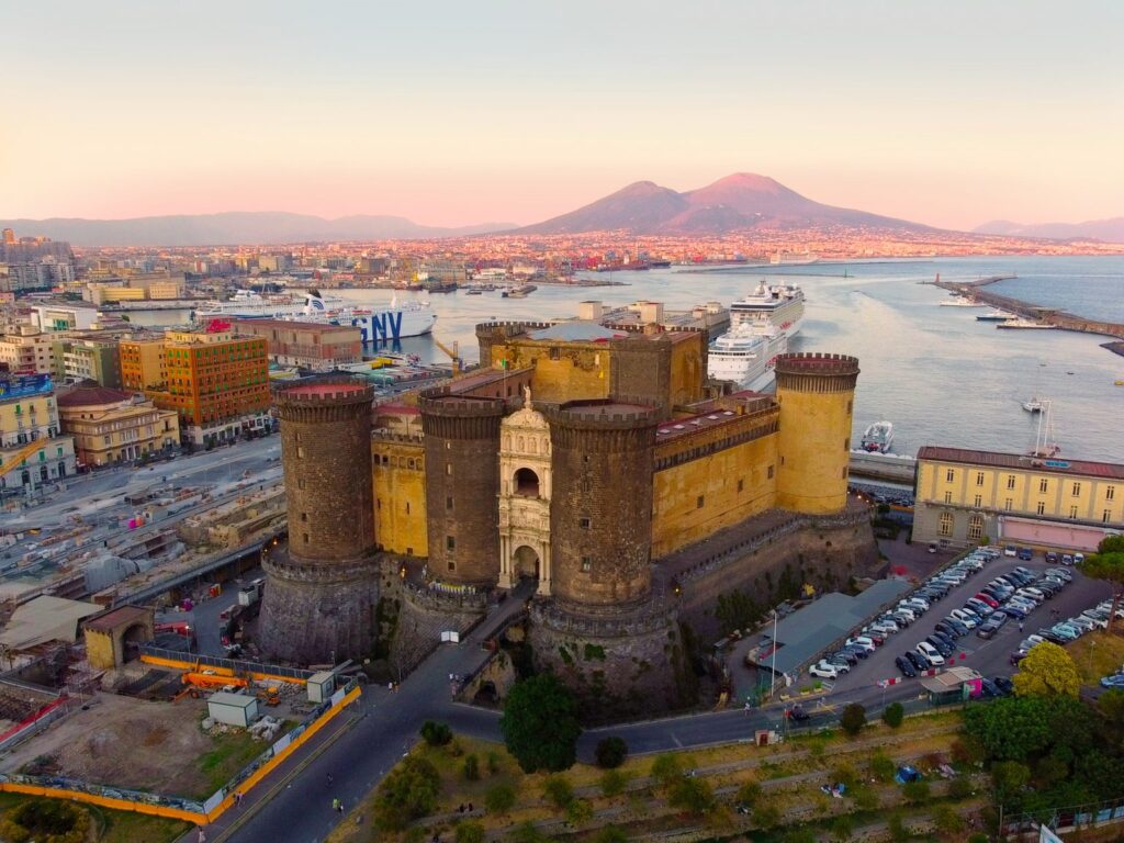 The presence of numerous castles in Naples is the result of centuries of history, marked by different dominations, defensive needs and territorial control strategies. These castles are not only historical monuments, but also evidence of the city's rich and complex cultural heritage.