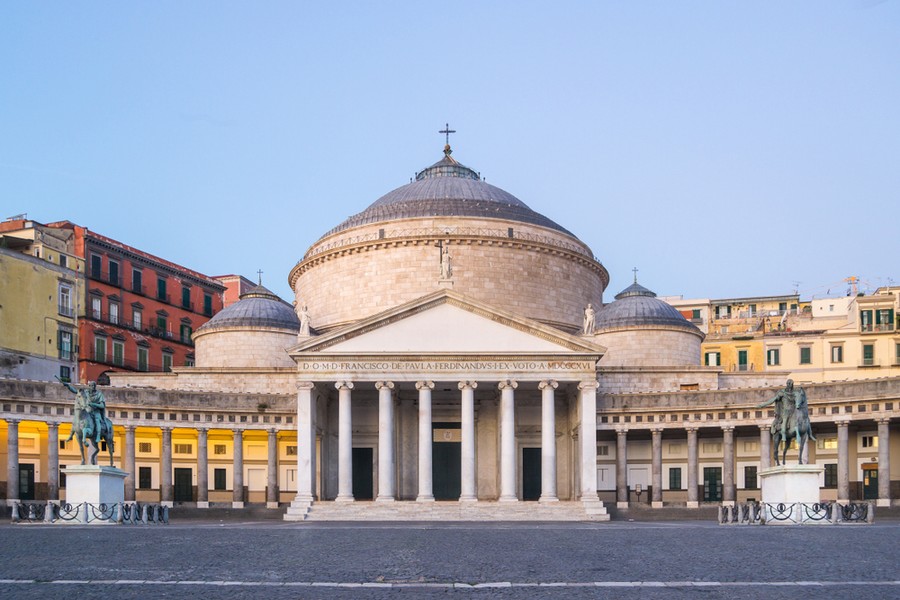 Piazza del Plebiscito è la più importante e vasta piazza di Napoli. Qui vi si affacciano edifici e monumenti di rilievo come il Palazzo Reale e la Chiesa di San Francesco di Paola. Caratteristica iconica della piazza sono le due statue equestri, attorno alle quali aleggia un'antichissima leggenda, o meglio, una maledizione che sembra coinvolgere tanto le statue quanto i visitatori.