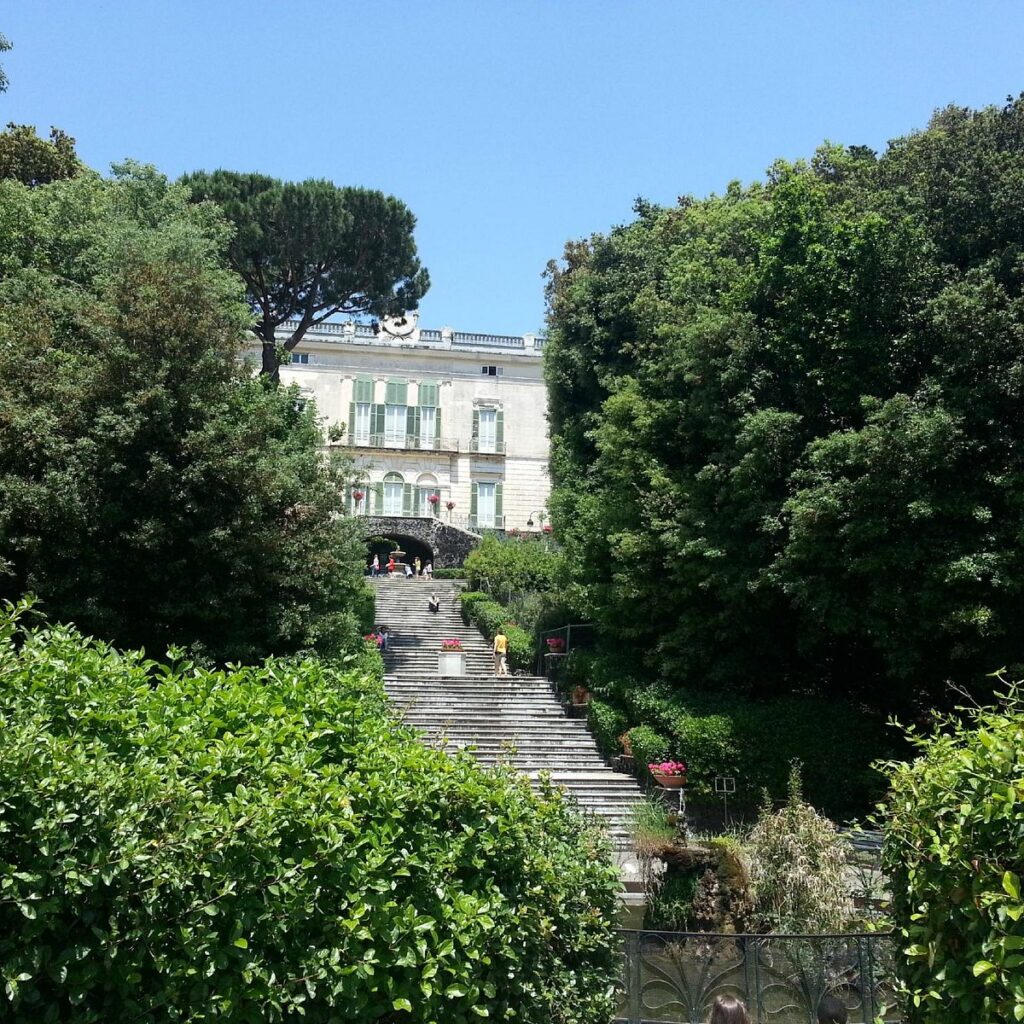 Napoli, città ricca di storia e cultura, è anche un luogo in cui la natura trova spazio per esprimersi. I suoi parchi sono oasi di tranquillità, perfetti per una passeggiata, un picnic o semplicemente per godere della bellezza paesaggistica. Ecco alcuni dei più significativi.