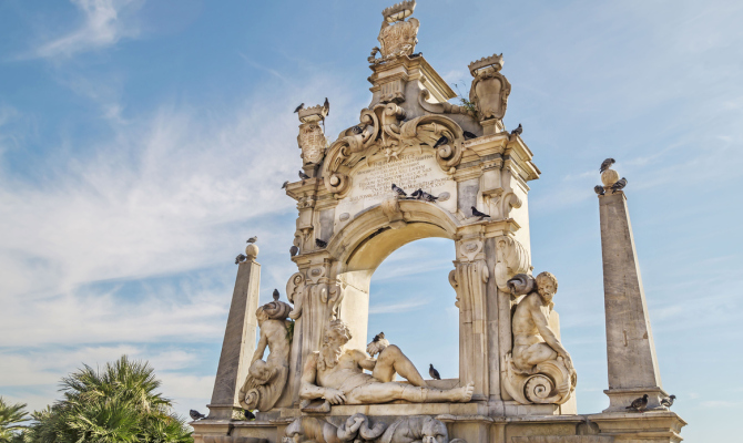 Napoli è una città dove passato e presente si intrecciano in un affascinante mosaico di culture, storie e tradizioni. Tra i suoi innumerevoli tesori, le fontane occupano un posto speciale. Questi monumenti non solo abbelliscono la città, ma rappresentano anche opere d'arte che narrano leggende ed eventi storici.