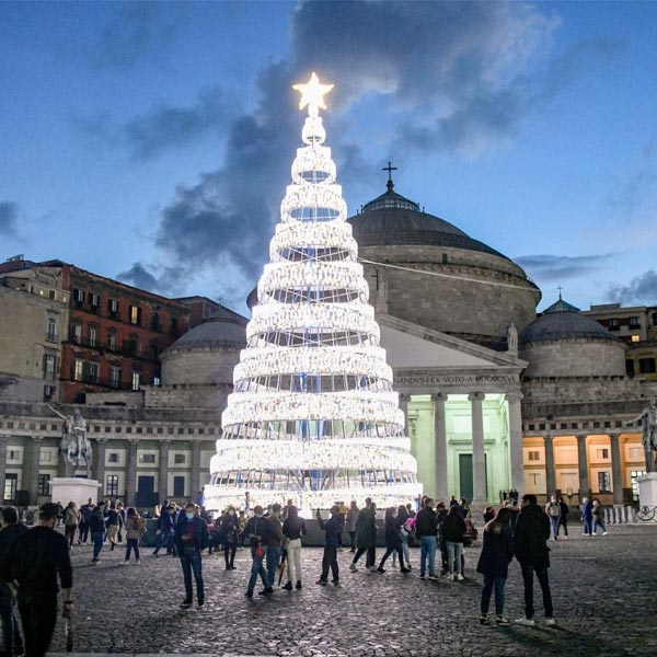 L'8 dicembre, festa dell'Immacolata Concezione, segna il culmine dell'Avvento e l'inizio delle festività natalizie. Si tratta di una data particolarmente sentita in Italia, e soprattutto a Napoli. Qui, infatti,  si sono sviluppate tradizioni e rituali che rendono questa ricorrenza come uno degli appuntamenti più significativi del periodo natalizio. La celebrazione, radicata nel tempo, continua a rappresentare un momento di forte identità culturale e religiosa per tutta la comunità partenopea.