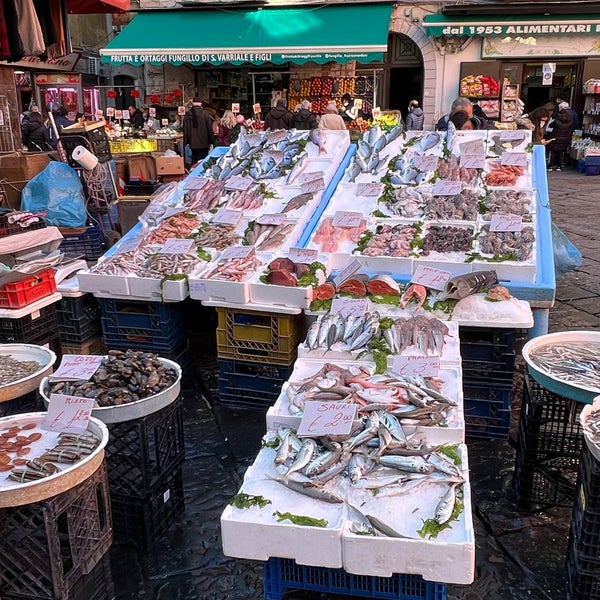 Ogni anno, la sera dell'Antivigilia, le pescherie di Napoli si trasformano nel cuore pulsante dei preparativi, invase dai cittadini che, per non tradire la tradizione, si affollano per acquistare il pesce fresco destinato a essere il protagonista della cena della Vigilia. Tra le pescherie più famose della città, la Pignasecca è una delle mete più frequentate dai napoletani.