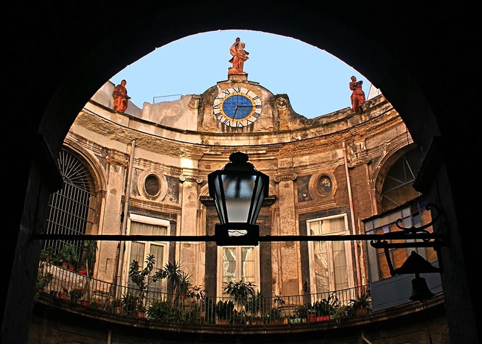 Palazzo Spinelli di Laurino is a living testimony of historic Naples, a place where past and present intertwine through the rumours and legends that have made it famous. Which is the most mysterious story? The one that tells of the ghost of Via dei Tribunali.